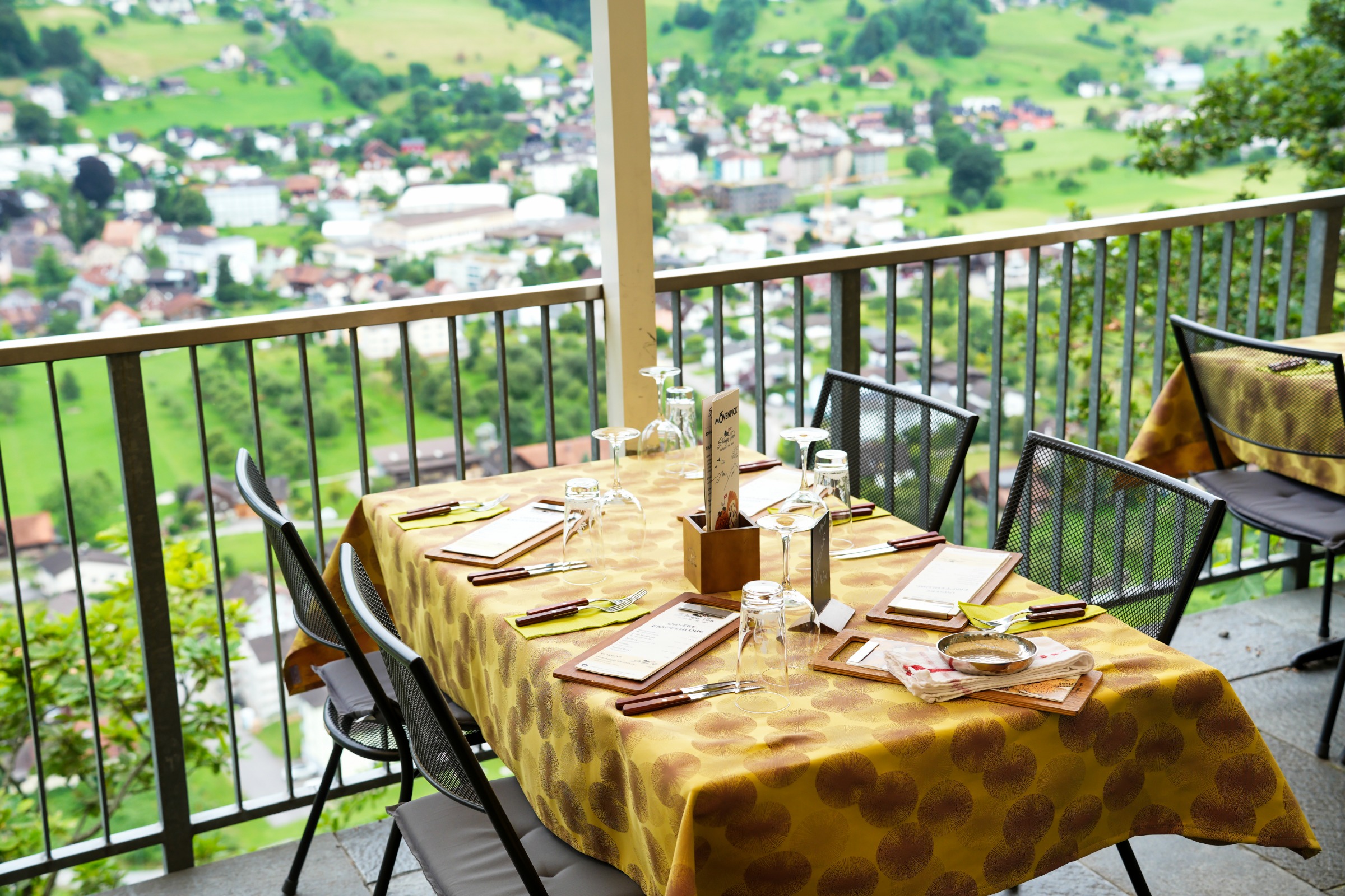 Steiniger Tisch Terasse.jpg